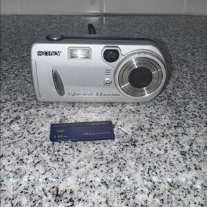 Sony Cyber-shot DSC-P72 3.2MP Digital Camera with Memory Card.